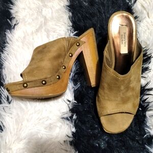 Vera Wang platform slide